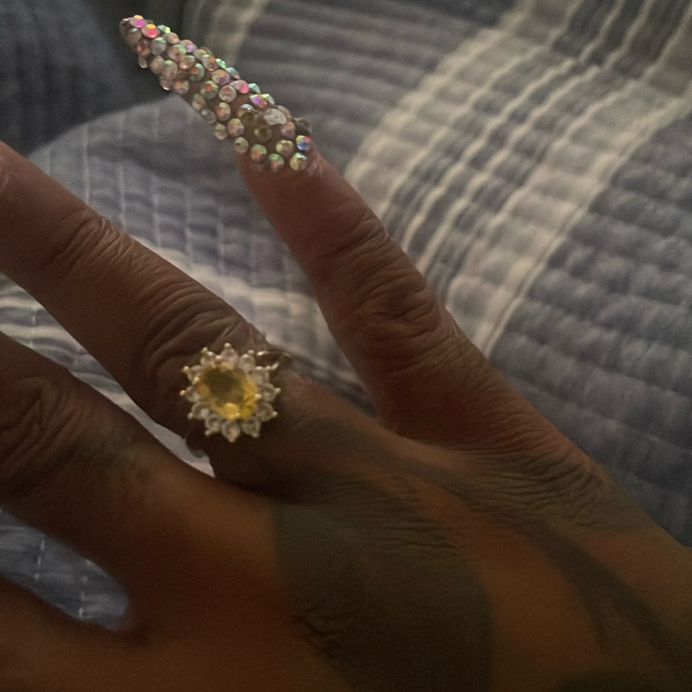 Real hold yellow diamond flower ring